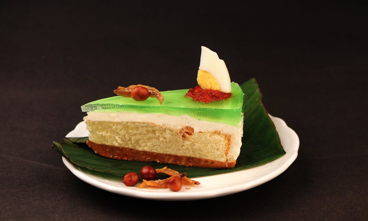 Malaysian local dishes with Nasi Lemak daun pisang (coconut rice milk),  sweet slices of cake called Seri Muka, and Curry Puff Stock Photo - Alamy