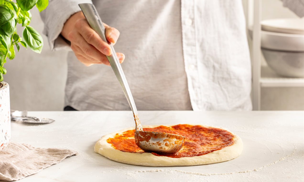 Picture - Sourdough pizza Step 11 B: put tomato sauce on the dough (4-3)